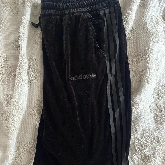 Women’s black velvet adidas pants - Picture 4 of 4